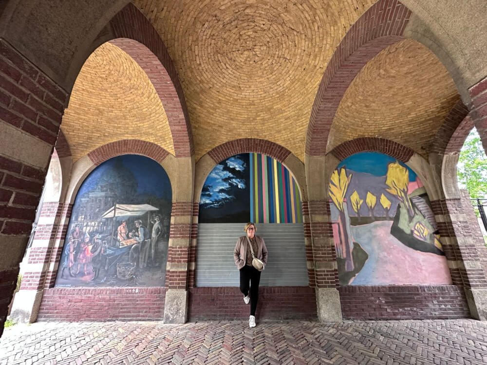 6 murals van de Strakke Hand in de nissen van de kasteelpoort in Helmond.