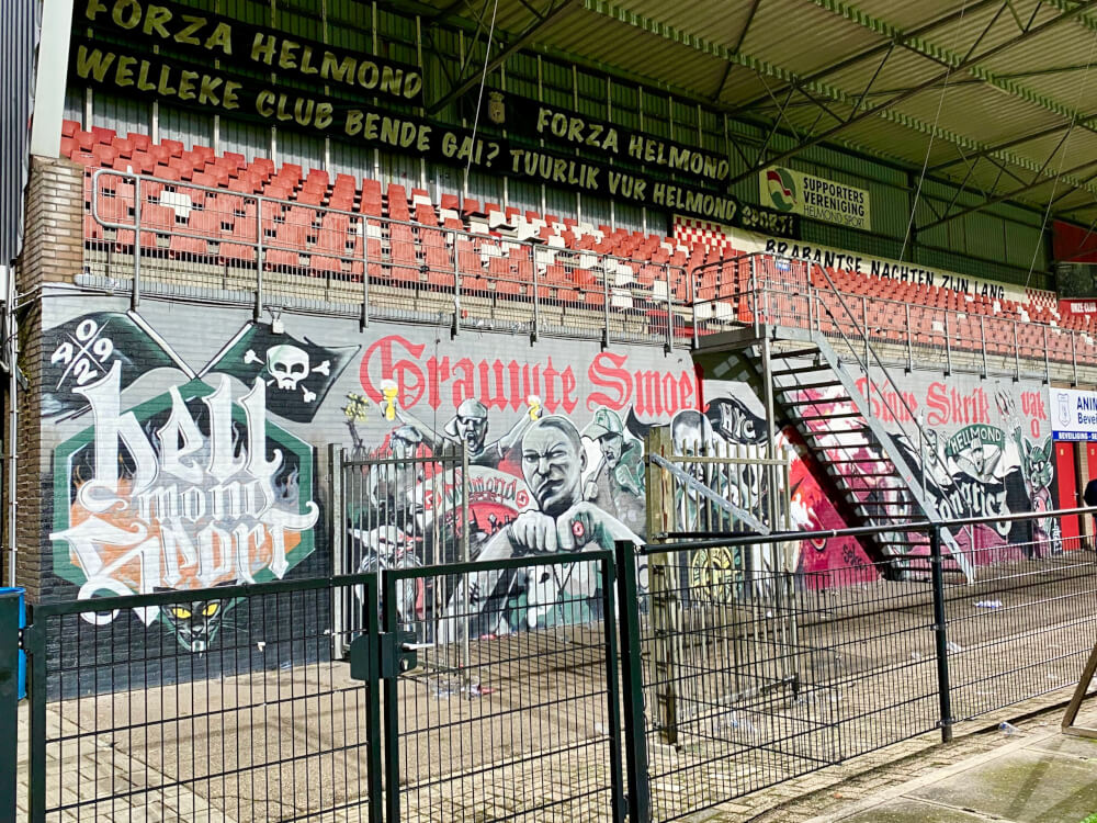 Muurschildering grauwe smoel, ginne schrik in het voetbalstadion van Helmond Sport