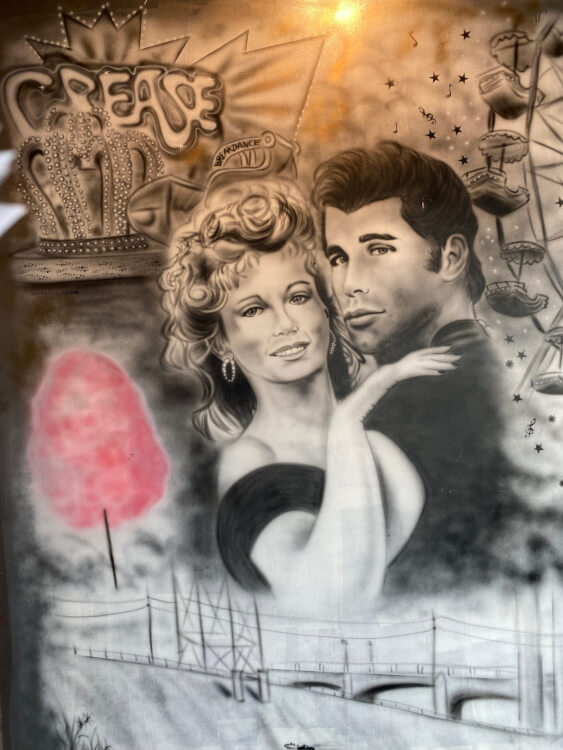 Danny en Sandy Grease mural