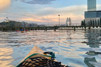 Kanoen of kajakken op de Spree in Berlijn