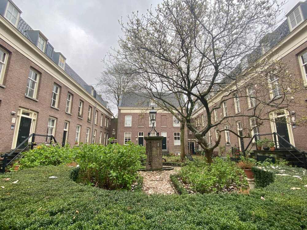 Hofje van Brienen is een van de 12 mooiste hofjes in de Jordaan (Amsterdam)