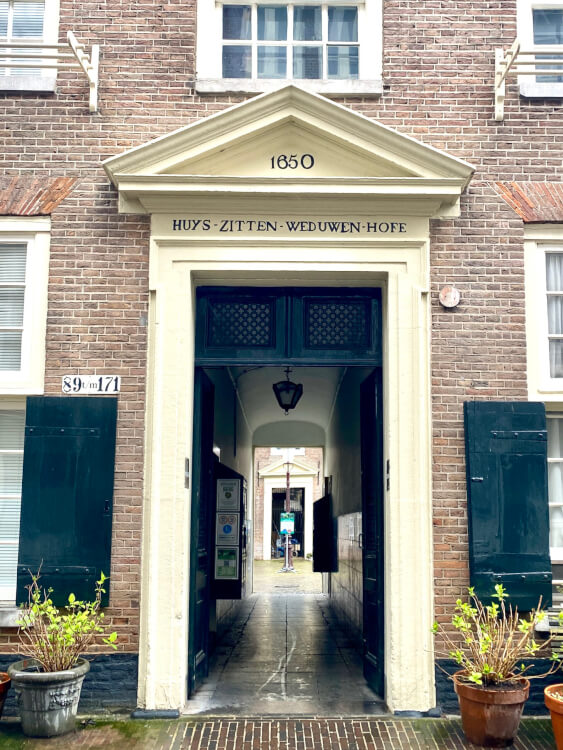 Karthuizerhof, het grootste hofje in de Jordaan, Amsterdam