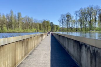 Fietsen door het water in Bokrijk, België