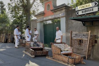 Een must-do in Funchal: een ritje met een rieten slee (toboggan).