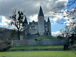 Kasteel van Veves, op een steenworp afstand van Dinant