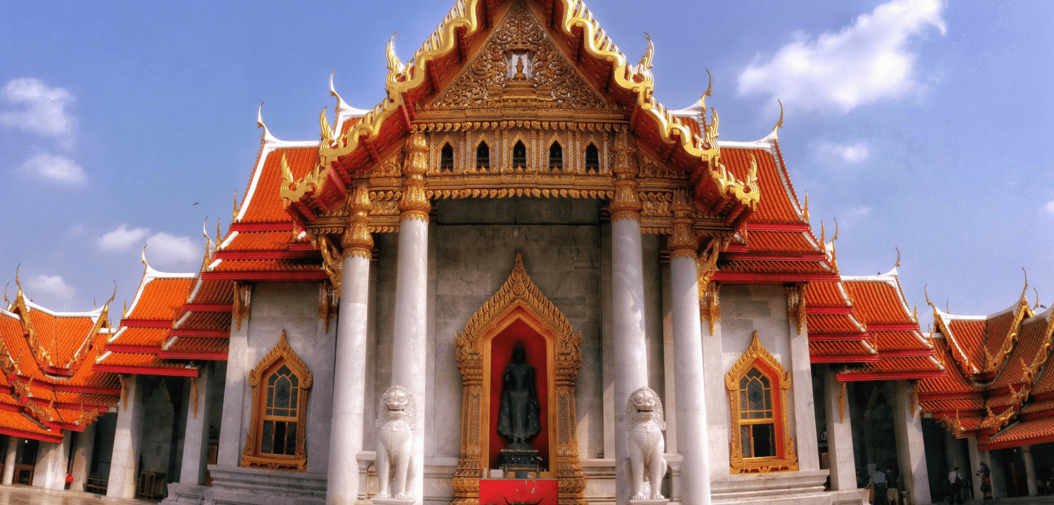 Gratis mediteren met een monnik bij Wat Mahathat in Bangkok, Thailand.