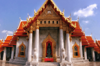 Gratis mediteren met een monnik bij Wat Mahathat in Bangkok, Thailand.