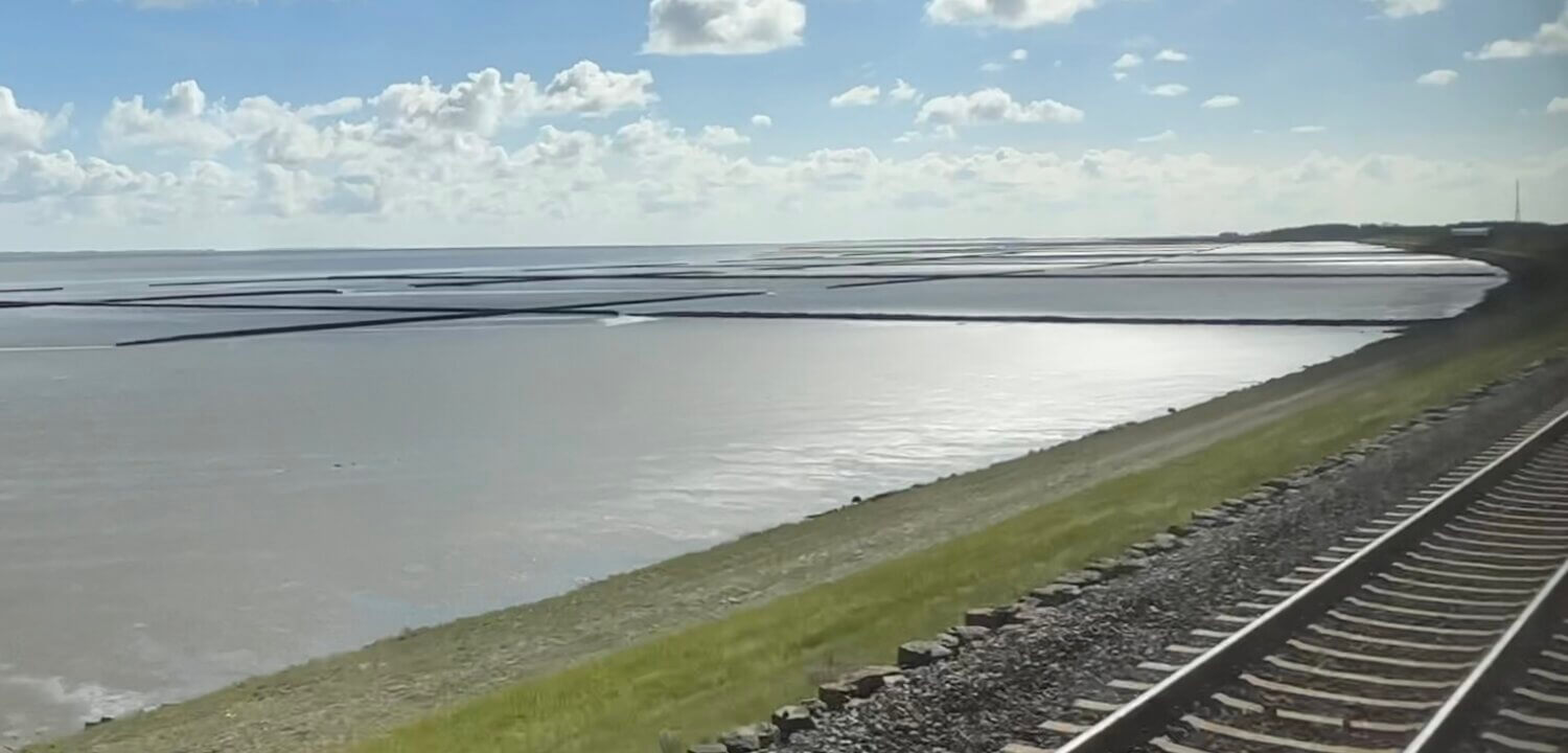 Een van de mooiste treinreizen in Duitsland: dwars door de Waddenzee van het vasteland naar het Waddeneiland Sylt.