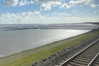 Een van de mooiste treinreizen in Duitsland: dwars door de Waddenzee van het vasteland naar het Waddeneiland Sylt.