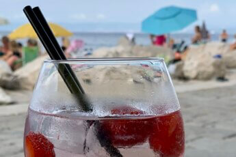 Tips om minder alcohol te drinken op vakantie.