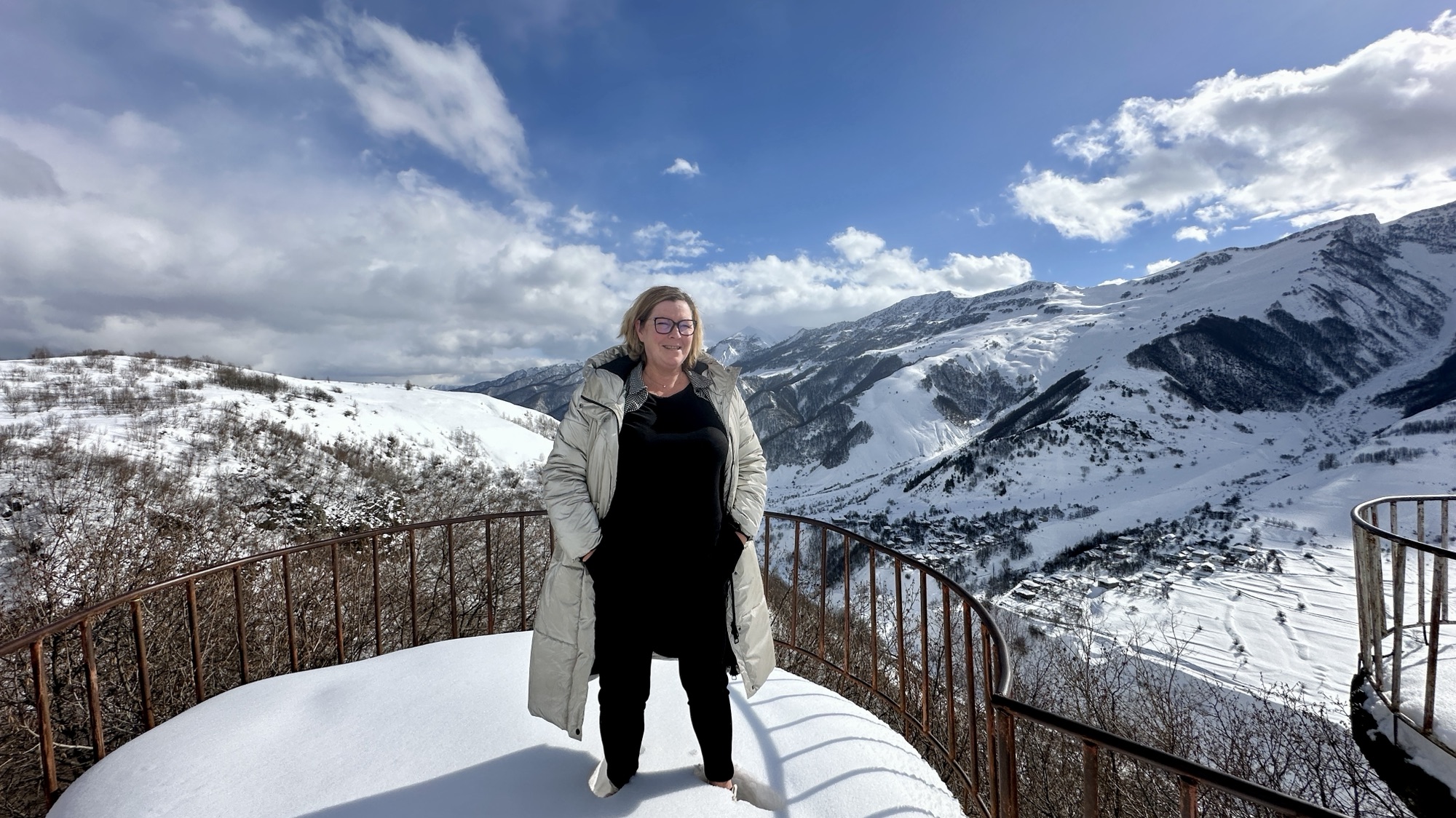 Fotomomentje tijdens een stop tussen Tbilisi en Kazbegi.