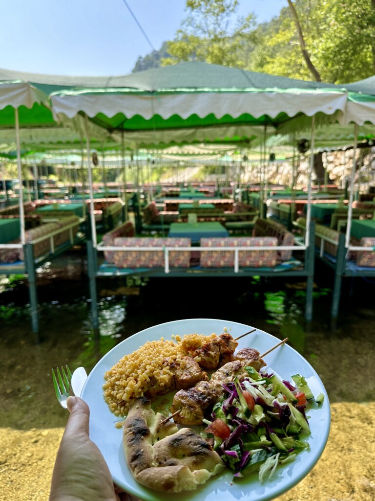 Lunchen op de Dim rivier (Dimcay) in Alanya.