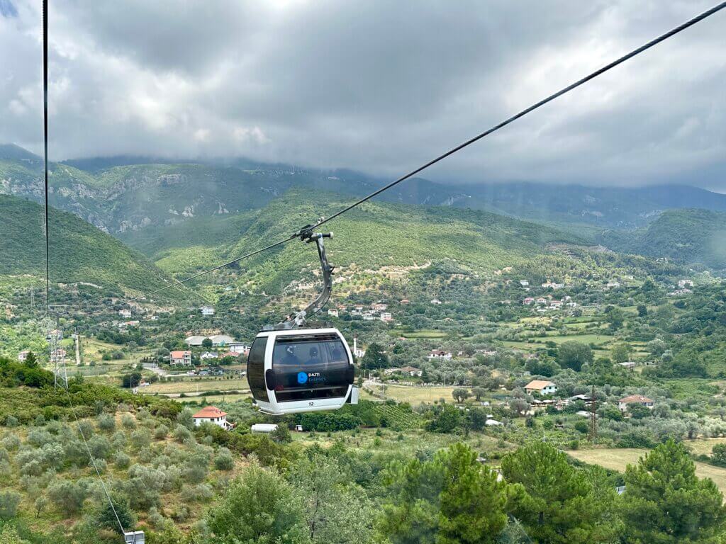 De kabelbaan van de Dajti Ekspres brengt je naar de top van Dajti mountain.