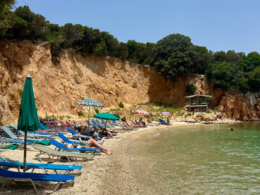 Doen in Ksamil, Albanië: met een bootje naar de Ksamil eilanden.