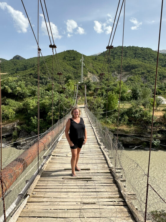 Hangbrug bij Permet, ALbanië.