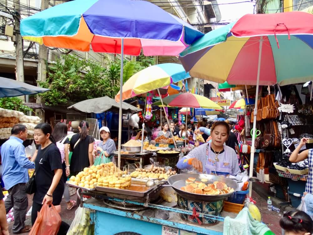 Street food eten in Chinatown, Bangkok.