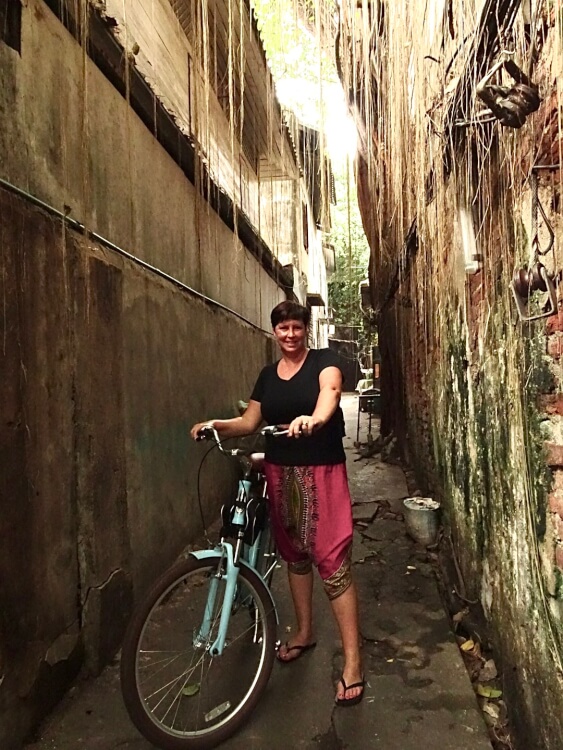 Doen in Bangkok: fietsen met een gids van Go Bangkok Tours.