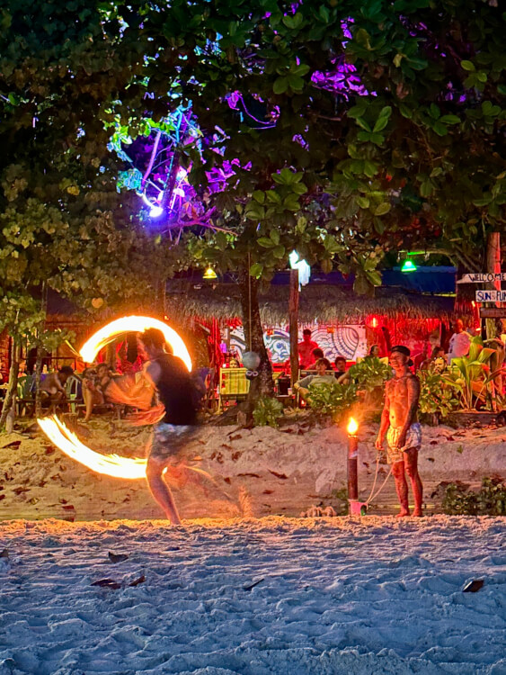 Vuurshow op het strand in Thailand